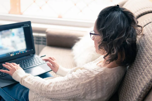 Beautiful Woman Laptop Sitting Sofa Window Her Apartment She Works — Stock Photo, Image