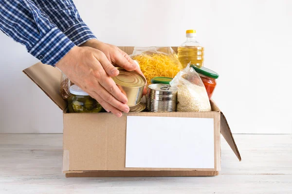 Caixa Papelão Com Manteiga Alimentos Enlatados Cereais Massas Uma Caixa — Fotografia de Stock
