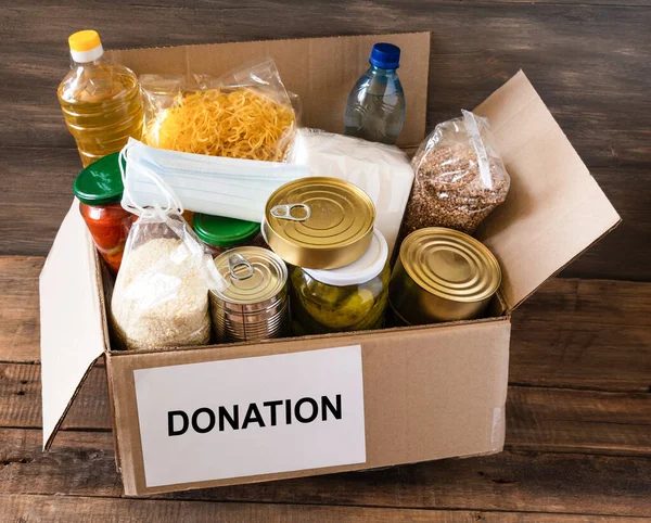 Caja Donaciones Con Varios Alimentos Caja Cartón Abierta Con Aceite — Foto de Stock