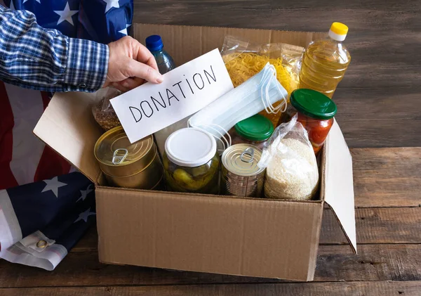 Caja Donaciones Con Varios Alimentos Caja Cartón Abierta Con Aceite — Foto de Stock