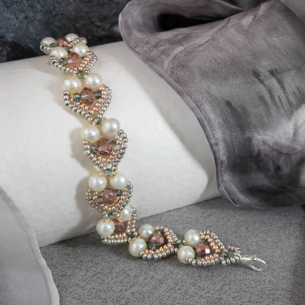 Bracciale Realizzato Con Perline Diversi Colori Realizzati Dalle Mani Sullo — Foto Stock