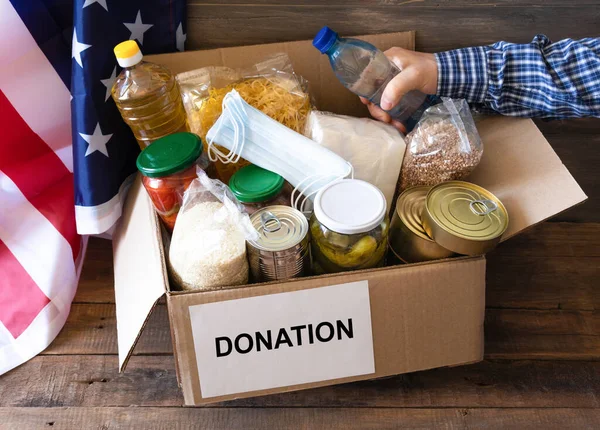 Caja Donaciones Con Varios Alimentos Caja Cartón Abierta Con Aceite — Foto de Stock
