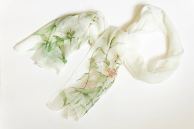 Beyaz arka planda el yapımı kadın boyun atkısı. Mendil..