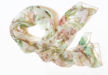 Beyaz arka planda el yapımı kadın boyun atkısı. Mendil..