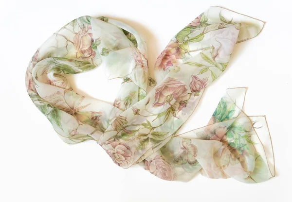 Beyaz arka planda el yapımı kadın boyun atkısı. Mendil..