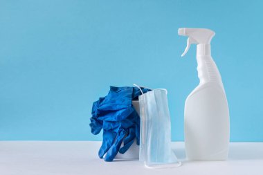 Mutfak, banyo ve diğer alanlarda çeşitli temizlik ürünleri. Temizlik hizmetleri kavramı. Boşluğu kopyala