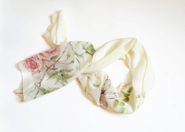 Beyaz arka planda el yapımı kadın boyun atkısı. Mendil..