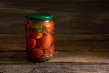 Sebze domatesler koyu ahşap arka planda konserve yiyecekler. Yiyecek stoku kavramı