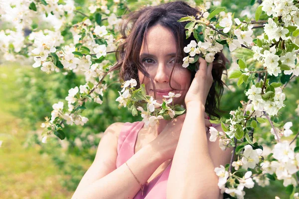 Piękna Kobieta Przechadza Się Kwitnącym Ogrodzie Portret Ciemnowłosej Kobiety Jabłoń — Zdjęcie stockowe