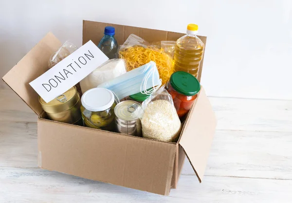 Caja Donaciones Con Varios Alimentos Caja Cartón Abierta Con Aceite — Foto de Stock