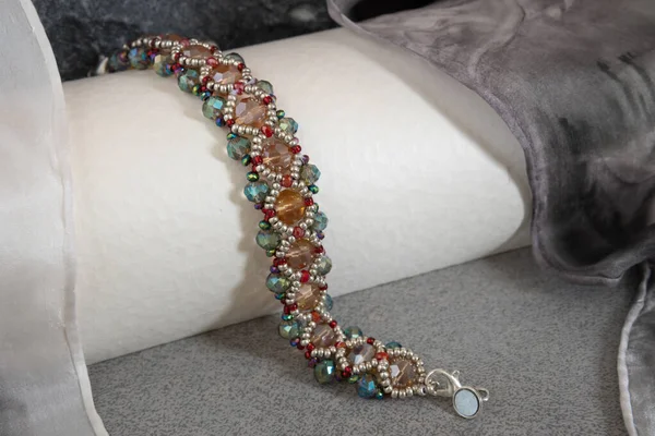 Bracciale Realizzato Con Perline Diversi Colori Realizzati Dalle Mani Sullo — Foto Stock