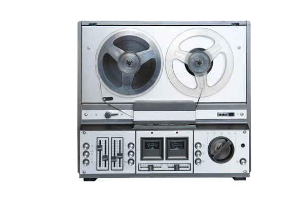 Beyaz arkaplanda makaralı analog stereo teyp kaydedicisi.