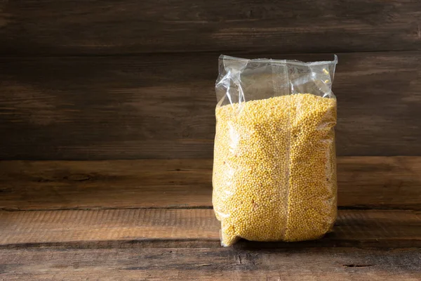 Paquetes Mijo Cereales Sobre Fondo Madera Oscura Concepto Producto Alimenticio —  Fotos de Stock