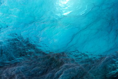 Su altı şeklinde soyut koyu mavi arka plan. Okyanus derin. 3d illüstrasyon