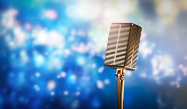 Parlak ışık lekeli bulanık bokeh 'in arka planına karşı ayakta duran bir mikrofon.