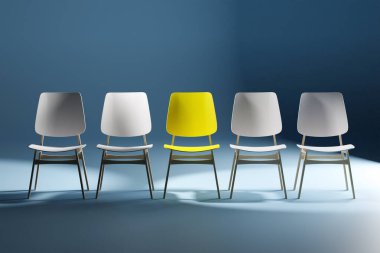 Sandalyeler stüdyoda. Sarı bir sandalye öne çıkıyor. İletişim konsepti.