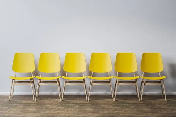 Żółte Krzesła Pustym Pokoju Miejsce Kopiowania Obrazu — Zdjęcie stockowe