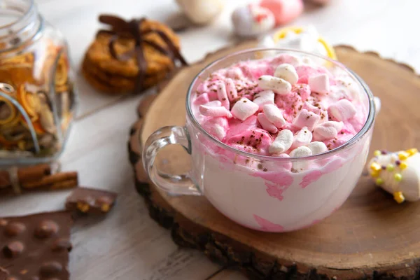 Uma Caneca Bebida Com Marshmallows Branco Rosa Uma Mesa Madeira — Fotografia de Stock