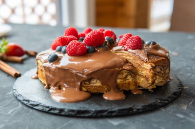 Tatlı dolu krepler ve koyu arkaplanda böğürtlenler..