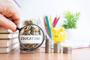 Paralar para biriktirmek için cam bir kavanozda saklanıyor..