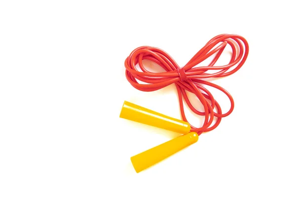 Rood springtouw met gele handgrepen op witte achtergrond — Stockfoto