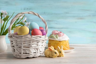Bayram için tahta masada geleneksel paskalya pastası..
