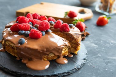 Tatlı dolu krepler ve koyu arkaplanda böğürtlenler..