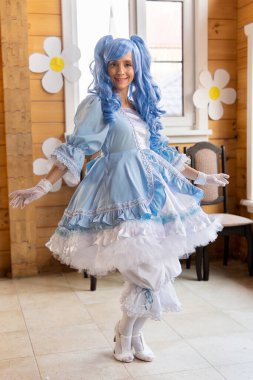 Evde mavi peruklu güzel bir kadın var..