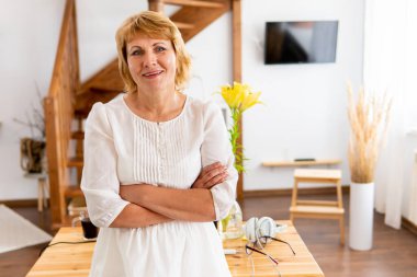 Ofiste orta yaşlı bir kadın var..