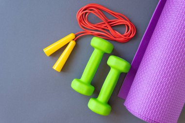 Arka planda dambıllar. Sağlıklı yaşam tarzı kavramı.