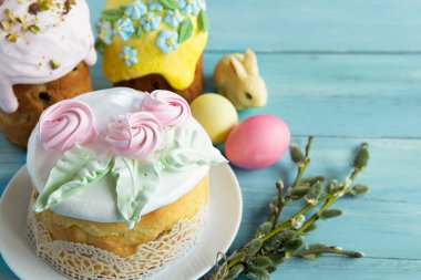 Bayram için tahta masada geleneksel paskalya pastası..