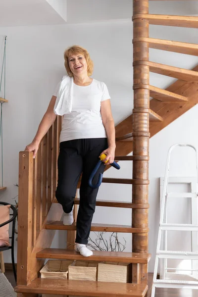 Una mujer adulta se dedica a la aptitud en casa. — Foto de Stock