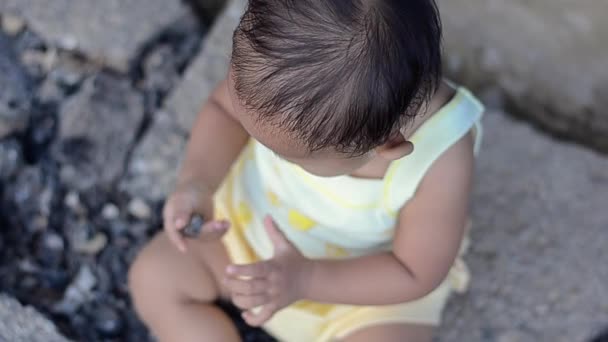 Mignon Asiatique Bébé Fille Tournant Tête Vers Caméra Assise Sur — Video