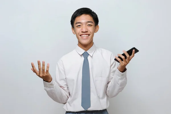 Porträtt Glad Ung Student Med Smiley Ansikte Hålla Mobiltelefon Isolerad — Stockfoto