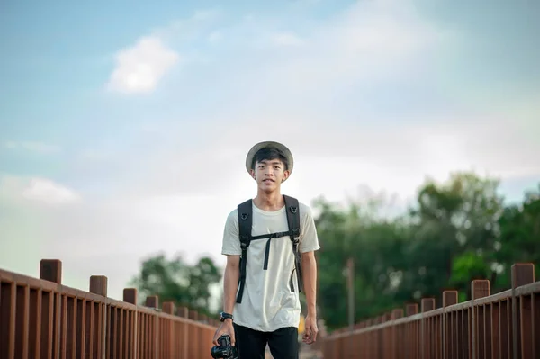 Jovem Fotógrafo Viajante Sexo Masculino Andando Ponte Madeira Com Mochila — Fotografia de Stock