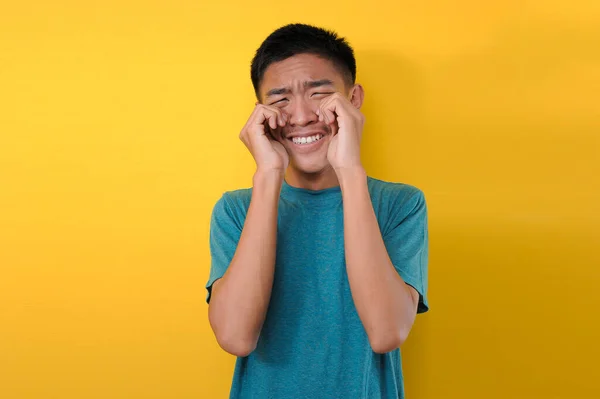 Roligt Och Lustigt Porträtt Ung Ledsen Asiatisk Man Overact Gråtande — Stockfoto
