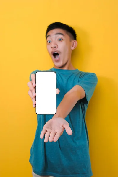 Счастливый Взволнованный Молодой Человек Азиатской Внешности Показывает Камеру Белый Экран — стоковое фото