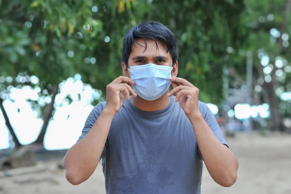 Jovem Asiático Fazendo Férias Vestindo Máscara Médica Férias Novo Normal — Fotografia de Stock