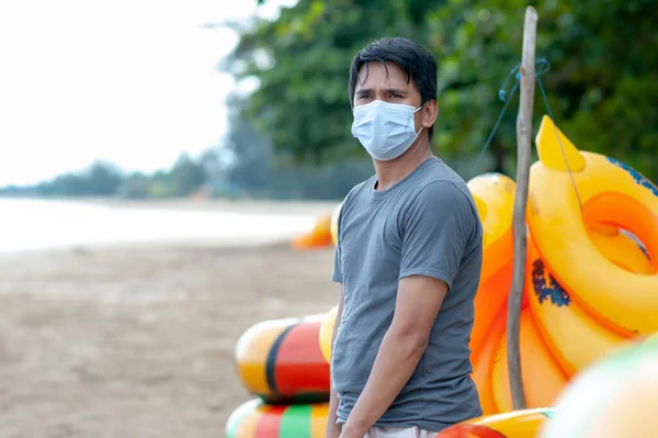 Mladý Asijský Muž Dělá Dovolenou Stojící Sobě Lékařskou Masku Dovolená — Stock fotografie