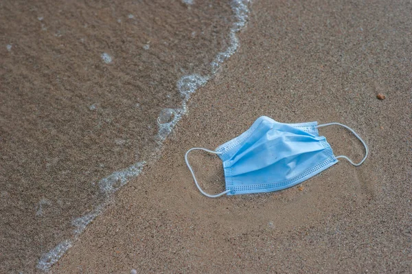 Máscara Médica Azul Descartável Deitada Praia Máscara Protetora Areia Praia — Fotografia de Stock