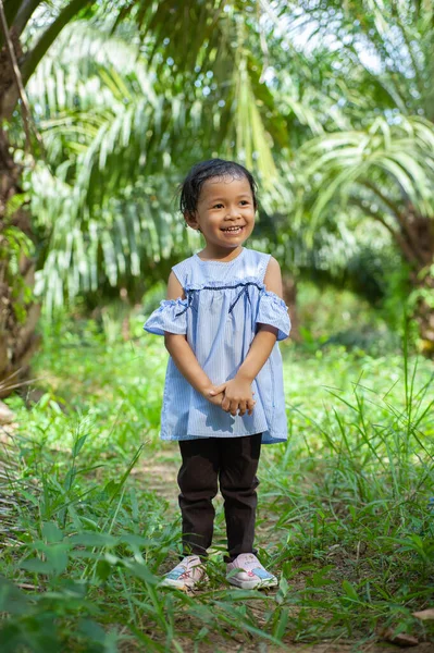Mutlu Şirin Asyalı Kız Yazın Dışarıda Oynamaktan Hoşlanıyor Dışarda Oynamak — Stok fotoğraf