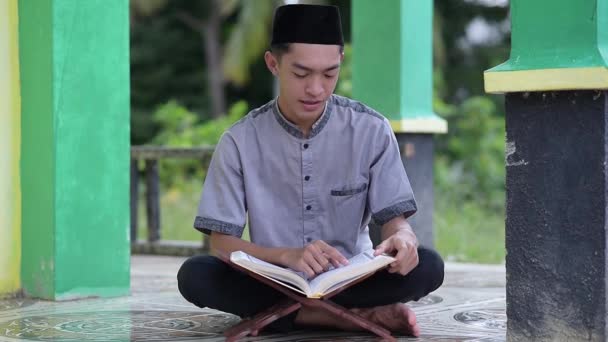 Young Asian Muslim Man Reading Holy Qur Ramadan Kareem Mosque — Stock Video