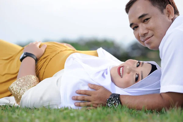Husband Pregnant Wife Laying Grass Couple Muslim Maternity Photo Fun Royalty Free Εικόνες Αρχείου