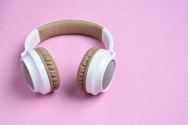 Pembe arka planda Cool Wireless kulaklığı var. Müzik konsepti