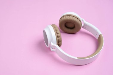 Pembe arka planda Cool Wireless kulaklığı var. Müzik konsepti