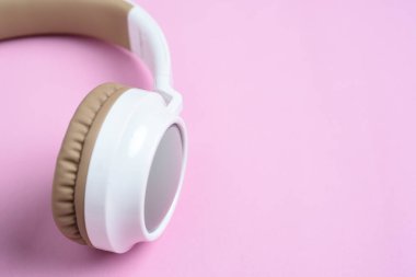 Pembe arka planda Cool Wireless kulaklığı var. Müzik konsepti