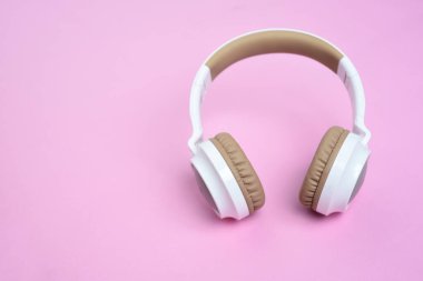 Pembe arka planda Cool Wireless kulaklığı var. Müzik konsepti