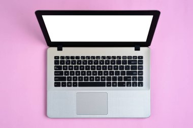 Pembe çalışma alanındaki kopyalama alanı için beyaz ekranlı minimalist gümüş dizüstü bilgisayar düzlüğü