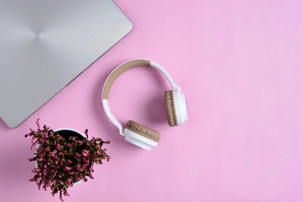 Top View Flatlay Nowoczesne Bezprzewodowe Słuchawki Minimalistyczny Laptop Ładny Fioletowy Zdjęcie Stockowe