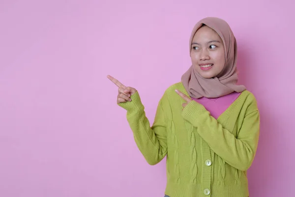 Charming Senang Remaja Muda Asia Muslim Tersenyum Samping Poin Ruang — Stok Foto